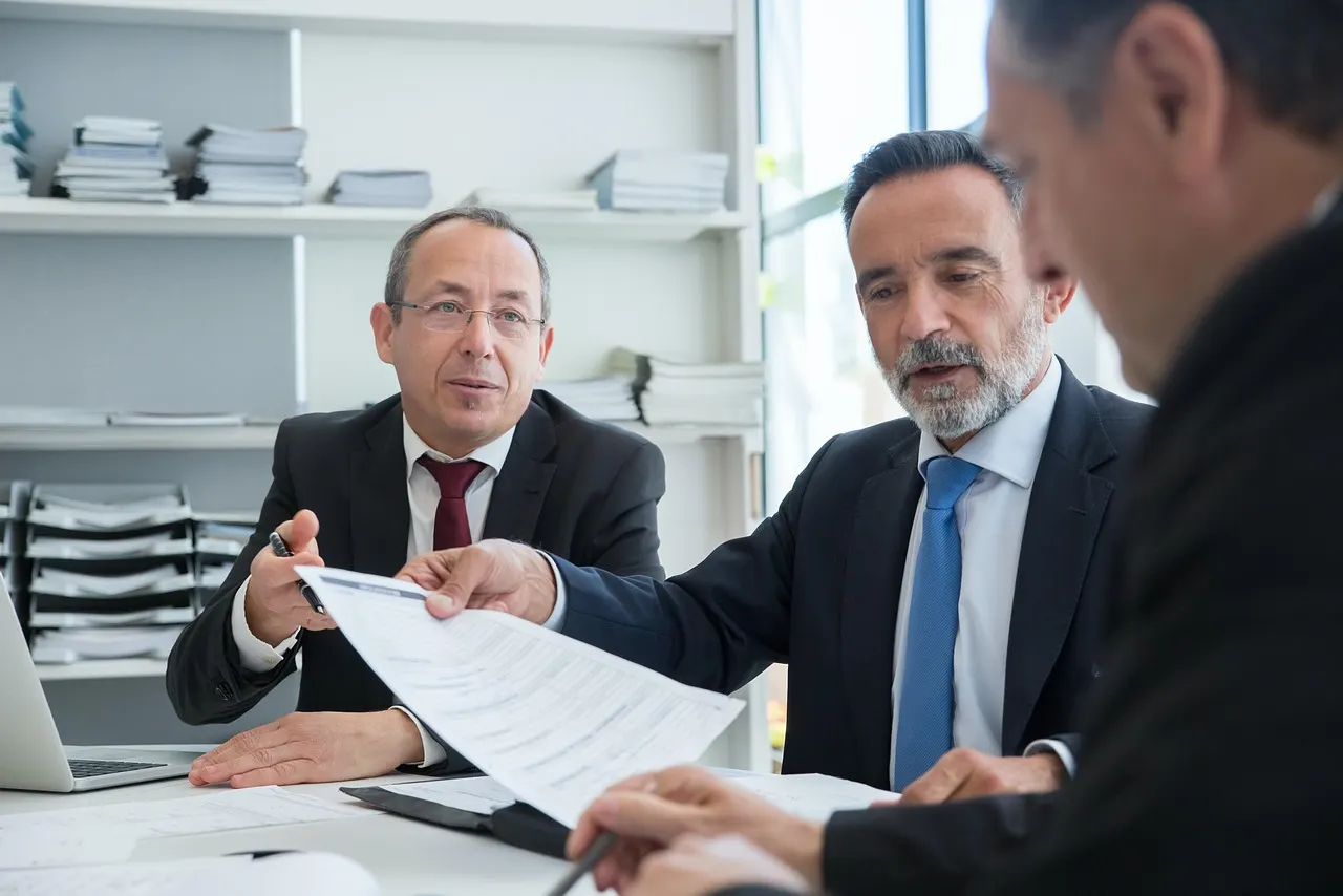 Equipe financeira reunida em escritório moderno